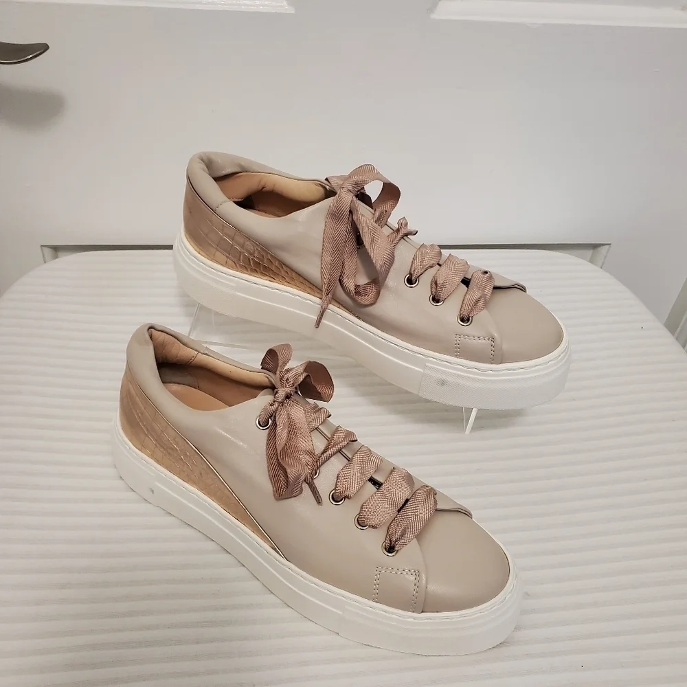 EUC AGL Cap Back Platform Sneaker Shoes in a soft nude/rosegold leather sz. 39.5